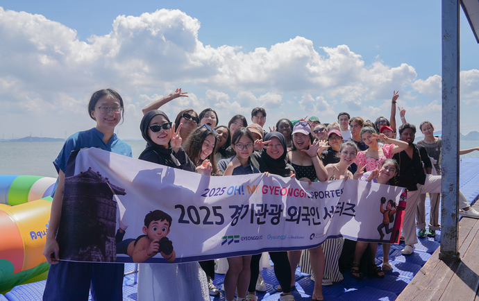 경기관광 외국인 서포터즈들이 지난 23일 시흥 거북섬에서 해양레저 교육 프로그램에 참여한 뒤 기념촬영을 하고 있다. 사진=시흥도시공사