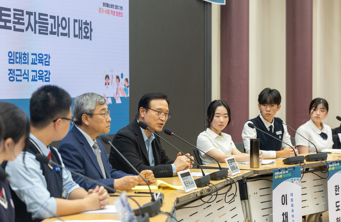 임태희 경기도교육감이 지난 20일 국회 의원회관에서 열린 ‘경기-서울 학생토론회’에 참석해 총평을 남기고 있다. 사진=경기도교육청