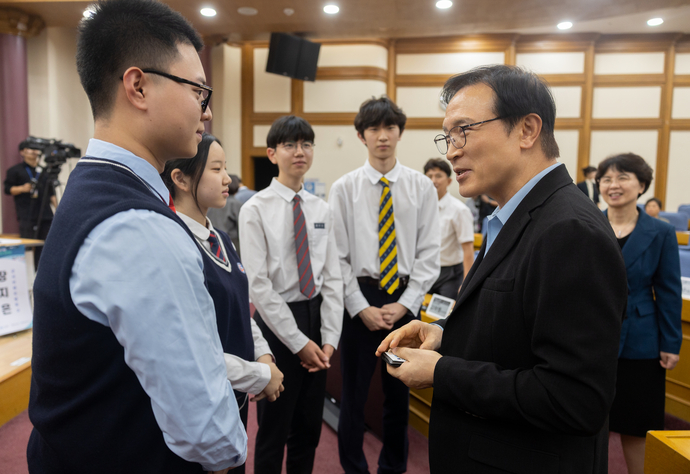 임태희 경기도교육감이 지난 20일 국회 의원회관에서 열린 ‘경기-서울 학생 토론회’에 참석해 토론에 나선 학생들과 인사를 나누고 있다. 사진=경기도교육청