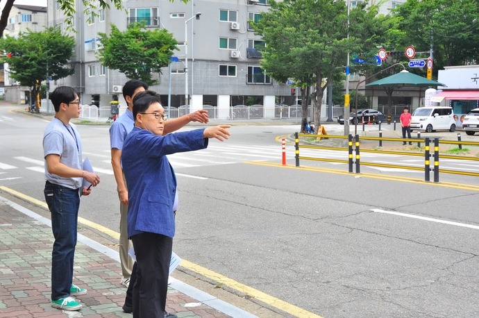 김춘수 인천 서구의원이 지난 28일 검암지구 교통사고 다발지역인 도요지로 208번길 일대를 찾아 현장을 점검하고 있다. 사진=서구의회