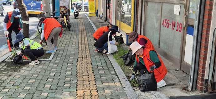 7개 직능단체 및 주민들이 “안전하고 깨끗한 금정마을 가꾸기” 행사에 참여하고 있다.사진=군포시