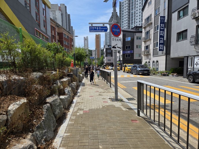 산현초등학교 인근 보도 확장공사를 완료해 안전 확보와 보행 편의를 개선했다.사진=시흥시