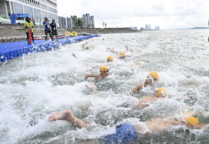 지난 30일 개막한 ‘제17회 전국해양스포츠제전’은 시화호 거북섬 일원을 무대로 바다와 도시가 함께 숨 쉬는 축제의 장으로 변했다. 사진은 철인3종, 수영 등 경기가 열리고 있는 현장 모습. 사진=시흥시청
