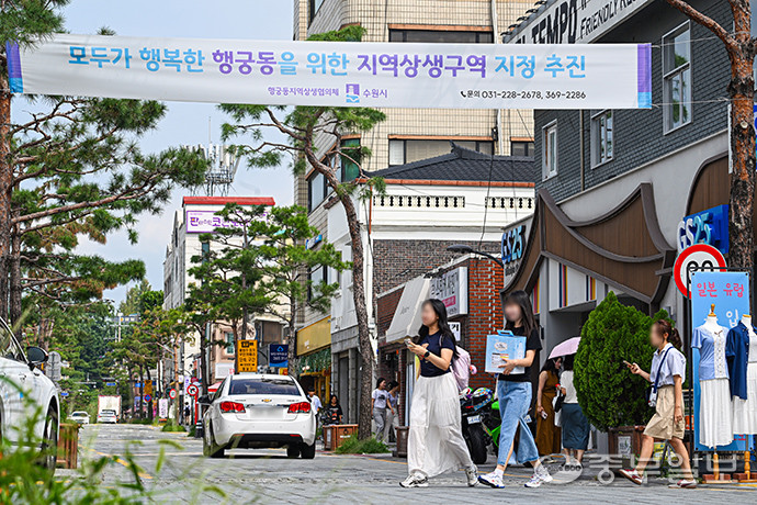 수원시가 행리단길의 젠트리피케이션을 해결하기 위해 추진중인 ‘지역상생구역’ 정책이 동의율 요건을 달성하지 못해 성공 여부가 불투명한 상태이다. 사진은 31일 오후 수원시 팔달구 행리단길의 모습. 임채운기자