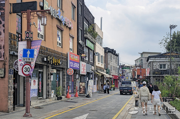 수원시가 행리단길의 젠트리피케이션을 해결하기 위해 추진중인 ‘지역상생구역’ 정책이 동의율 요건을 달성하지 못해 성공 여부가 불투명한 상태이다. 사진은 31일 오후 수원시 팔달구 행리단길의 모습. 임채운기자