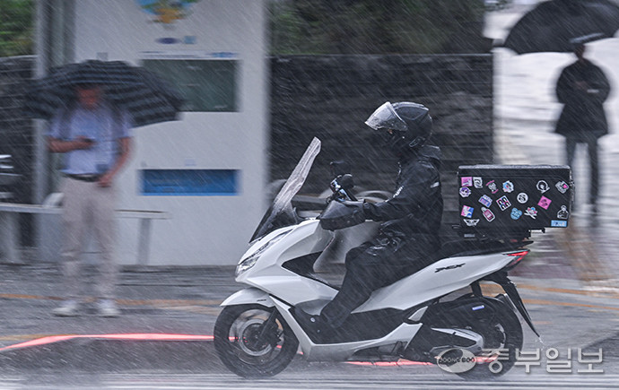 최근 배달 기본료가 낮아지면서 배달 라이더들이 성과에 따라 수익률이 높아지는 ‘미션제’ 등을 수행하다가 사고를 당하는 사례가 잇따르는 가운데 1일 오후 수원시청 인근 도로에서 한 배달 라이더가 음식을 배달하고 있다. 임채운기자
