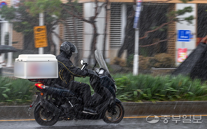최근 배달 기본료가 낮아지면서 배달 라이더들이 성과에 따라 수익률이 높아지는 ‘미션제’ 등을 수행하다가 사고를 당하는 사례가 잇따르는 가운데 1일 오후 수원시청 인근 도로에서 한 배달 라이더가 음식을 배달하고 있다. 임채운기자