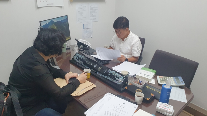 석경수 변호사가 군포시장애인종합복지관에서 장애 당사자와 무료 법률상담을 진행하고 있는 모습. 사진=군포시장애인종합복지관