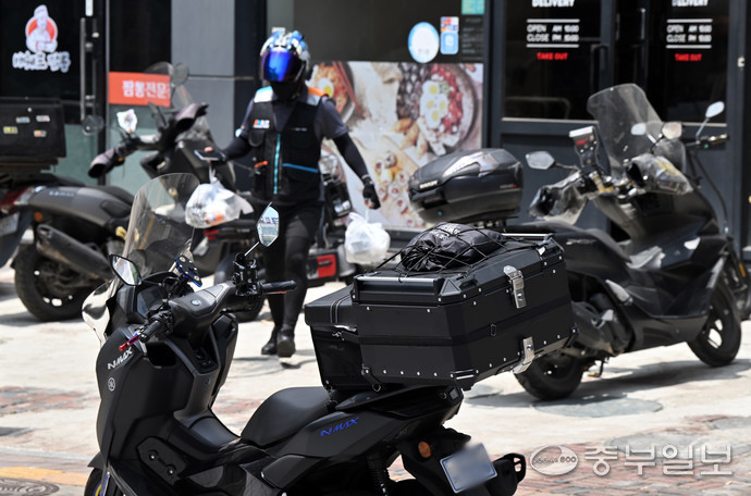 수원시 팔달구 한 배달 전문매장 앞에서 배달라이더가 포장 음식을 옮기고 있다. 김경민기자