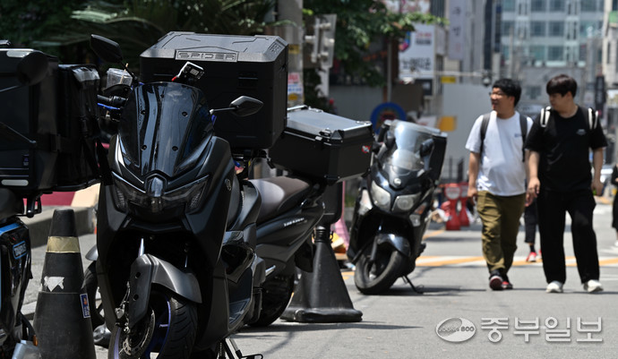 수원시 팔달구 한 배달 전문매장 앞에 이륜차들이 주차된 모습. 김경민기자