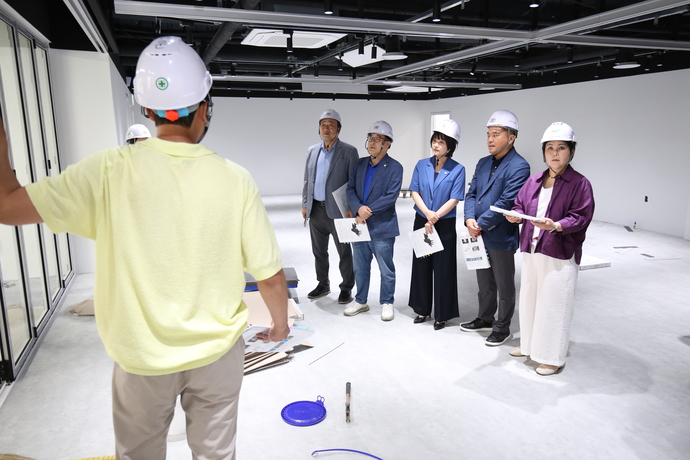 인천 서구의회 기획행정위원회 소속 의원들이 2일 검단 마전동에 위치한 복합문화공간 ‘터·틀’을 찾아 리모델링 진행 상황 등을 점검하고 있다. 사진=서구의회