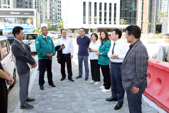 광명시의회 의원들이 지난 2일 광명초 통학로 현장점검을 나서 학생들의 안전한 통학을 위한 논의를 진행하고 있다.    사진=광명시의회