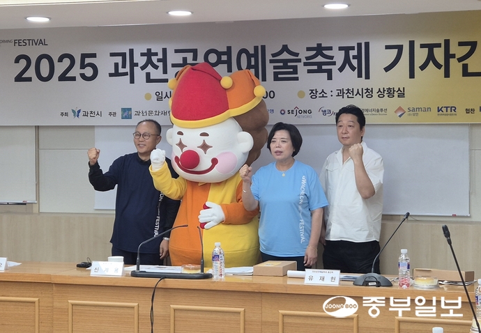 (왼쪽부터) 최형오 과천문화재단 대표이사, 과천공연예술축제 캐릭터 ‘지팝이’,신계용 과천시장, 유재헌 총감독이 기념 촬영을 하고 있다. 하재홍기자