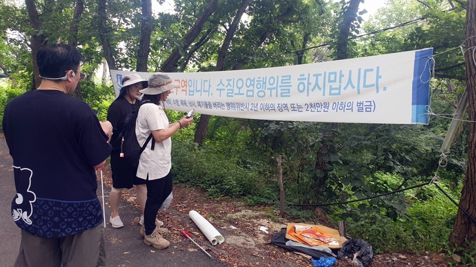 제5차 수원천 물길 따라 줍깅행사 현장. 사진=경기교육 시민포럼 박미경 대표