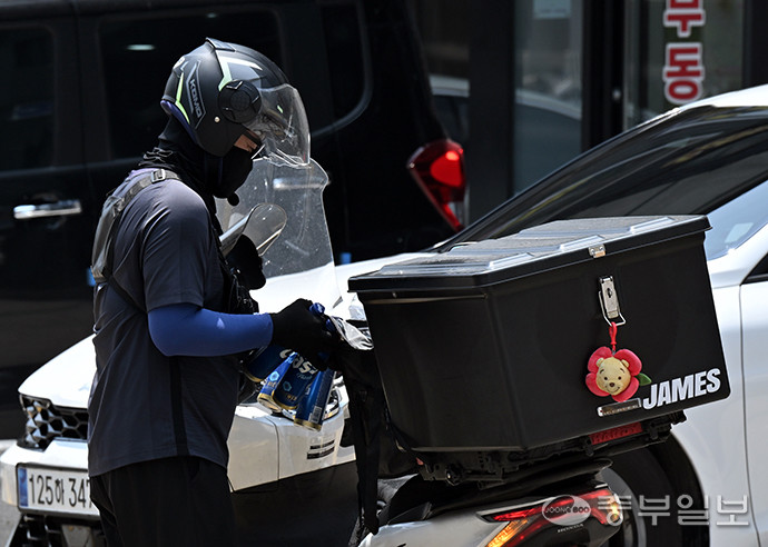 수원시 팔달구 한 배달 전문매장 앞에서 배달라이더가 포장 음식을 옮기고 있다. 김경민기자