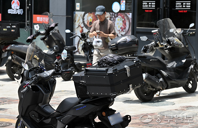 수원시 팔달구 한 배달 전문매장 앞에 이륜차들이 주차된 모습. 김경민기자