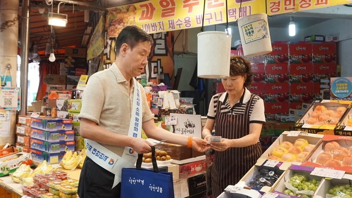 임준민 소상공인시장진흥공단 경기남부지역본부장이 3일 군포시 산본전통시장 과일상점에서 온누리상품권으로 결제하고 있다. 사진=소상공인시장진흥공단 경기남부지역본부