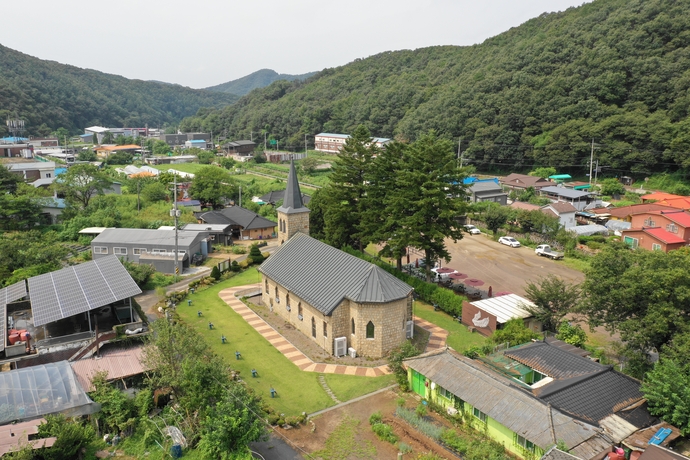 평화로운 전원마을에 자리잡은 갈곡리 성당 전경. 주수완