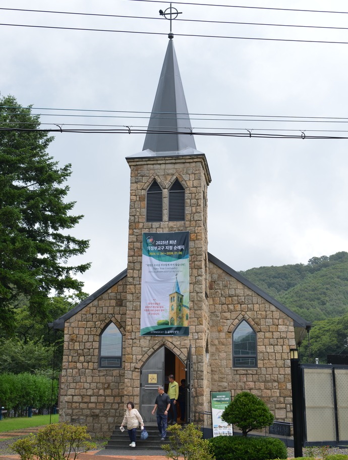 종소리와 함께 미사를 마치고 성당을 나서는 신도들. 주수완