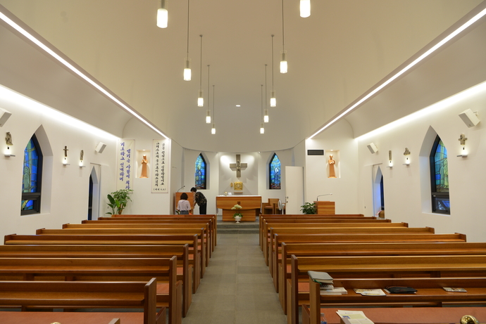 갈곡리 성당 내부. 벽면에 걸린 성상조각들이 아름답다. 주수완