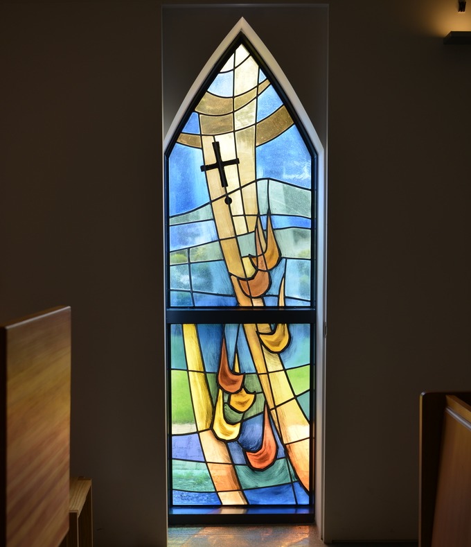 날이 개이면서 스테인드 글라스를 통해 색색의 빛이 넘어왔다. 주수완