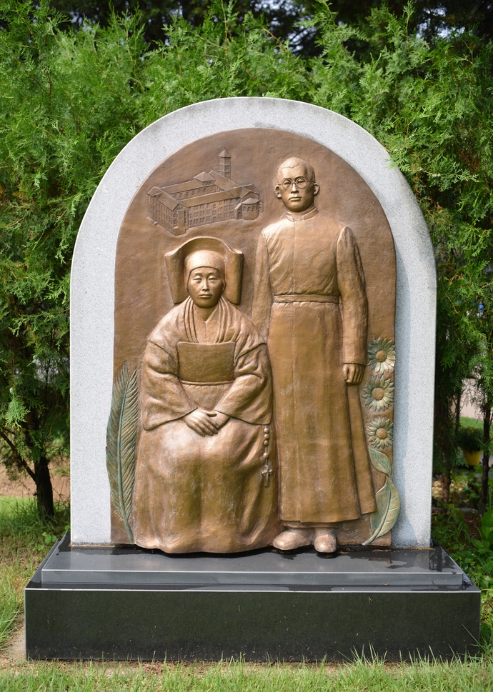 갈곡리성당 출신의 남매 순교 성직자 김치호 베네딕토 신부와 김마리안나 수녀. 주수완