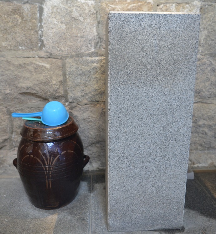 성당 입구의 성수반과 항아리. 주수완