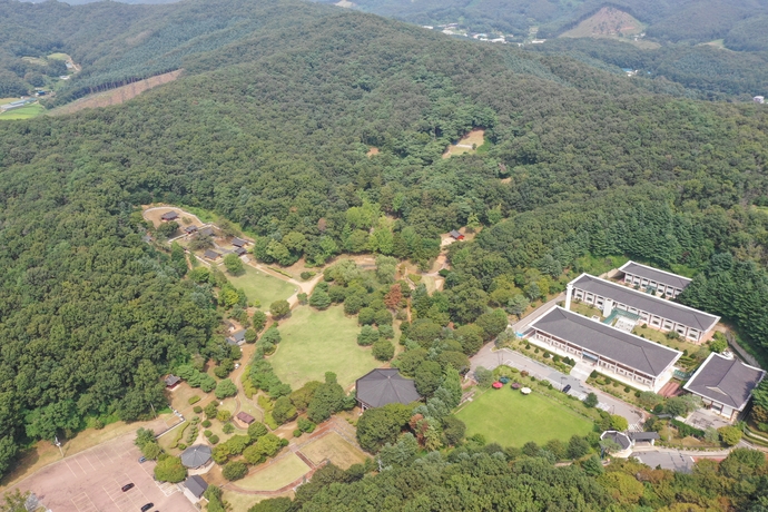 이이 유적 전경. 오른쪽 큰 건물은 경기도교육청율곡연수원이다. 주수완