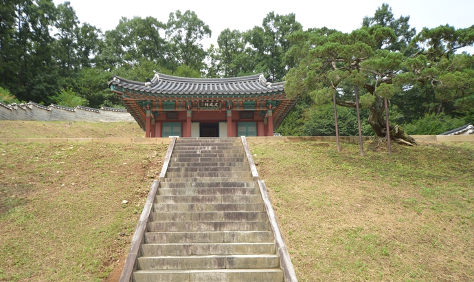 이이를 배향한 사당과 그 앞의 향나무. 주수완