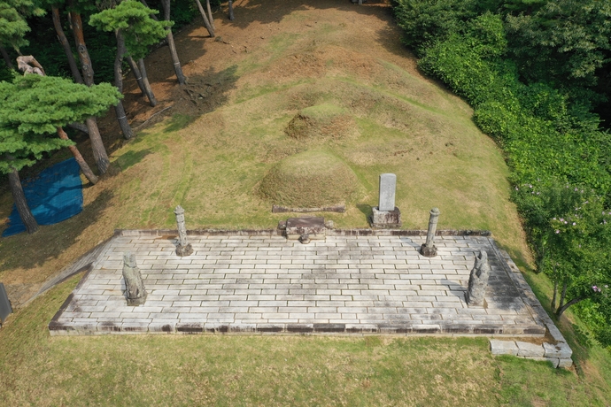 이이의 무덤과 그 위의 부인 곡산노씨의 무덤. 합장을 하지 못한데는 슬픈 사연이 있다. 주수완