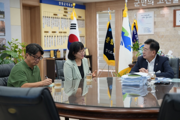 신임 인사차 양평군청을 방문한 여미경 교육장(사진 가운데)이 전진선 양평군수와 교육 현안에 대해 논의하고 있다.