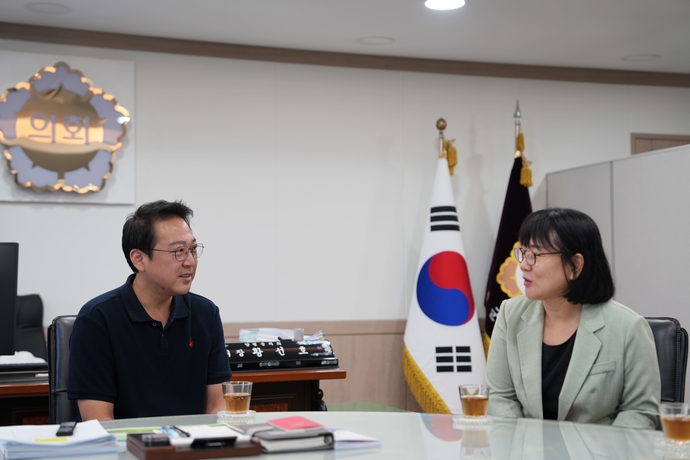 신임 인사차 양평군의회를 방문한 여미경 교육장(사진 오른쪽)이 황선호 의장과 대화를 나누고 있다.