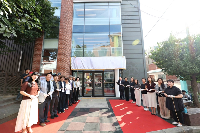 지난 3일 인천 동구 금창동 미래교육지원센터에서 열린 개관식에서 김찬진 구청장과 유옥분 구의회 의장 등 참석자들이 현판 제막식을 하고 있다. 사진=동구청