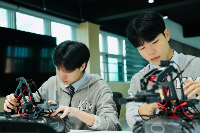 경기 미래형 직업교육 모델학교 중 지역연계 상생형 특성화고로 선정된 경민IT고 학생들이 IoT 디바이스 설계 및 프로그래밍을 진행하고 있다. 사진=경기도교육청