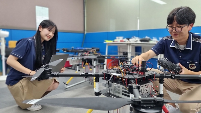 경기 미래형 직업교육 모델학교 중 지역연계 상생형 특성화고로 선정된 세경고 학생들이 드론 코딩 융합 프로젝트를 진행하고 있다. 사진=경기도교육청