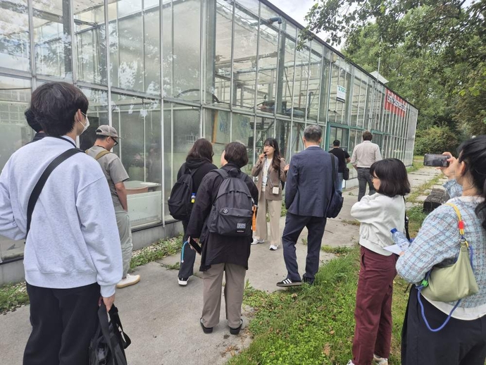 지난 8월 23일부터 7일간 진행된 ‘2025 네덜란드 농업교육 국제교류 및 글로벌 심화 연수’에 참가한 참석자들이 현장에서 관련 수업을 듣고 있다. 사진=경기도교육청