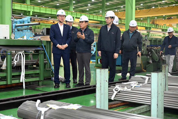 이민근 안산시장(오른쪽에서 첫번 째)이 3일 (주)티플랙스를 방문해 기업 관계자들로부터 설명을 듣고 있다.    사진=안산시청