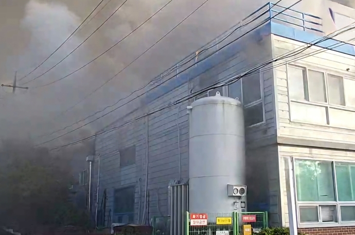 6일 오전 화재가 발생한 안성 반도체 화학약품 공장의 모습. 사진=경기도소방재난본부