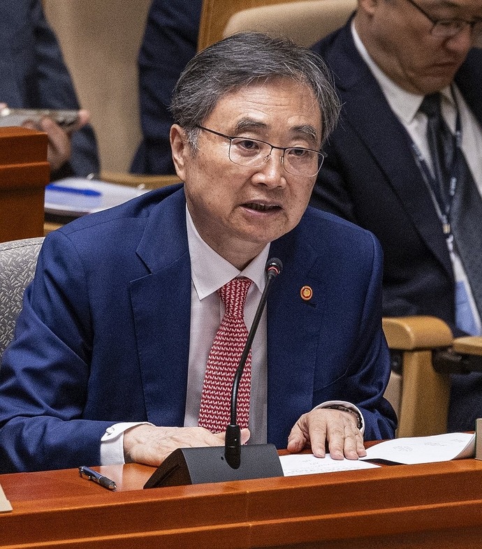 조현 외교부 장관이 지난 1일 국회에서 열린 예산결산특별위원회 전체 회의에 출석해 의원 질의에 답하고 있다. 사진=연합뉴스