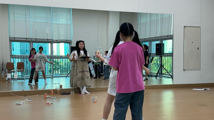 손유하 감독이 경기틴즈뮤지컬 수원 참여 학생들을 지도하고 있다. 사진=수원문화원