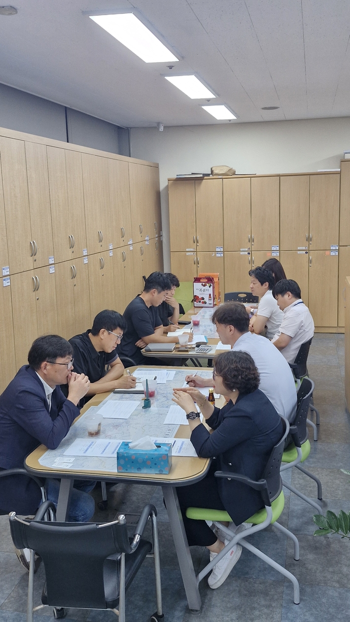 이윤실 양평군청 허가과장이 여주시청 신지철 허가과장과 마주 앉아 인허가 행정에 대해 격의 없는 대화를 나누고 있다.