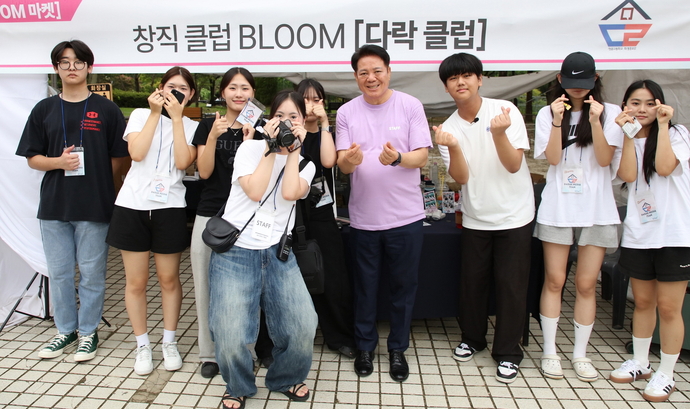 최대호 안양시장(가운데)이 평촌중앙공원에서 열린 제10회 진로페스티벌 행사에 참석해 부스 체험 및 라운딩을 한 뒤 관계자들과 기념촬영과 함께 격려했다.
