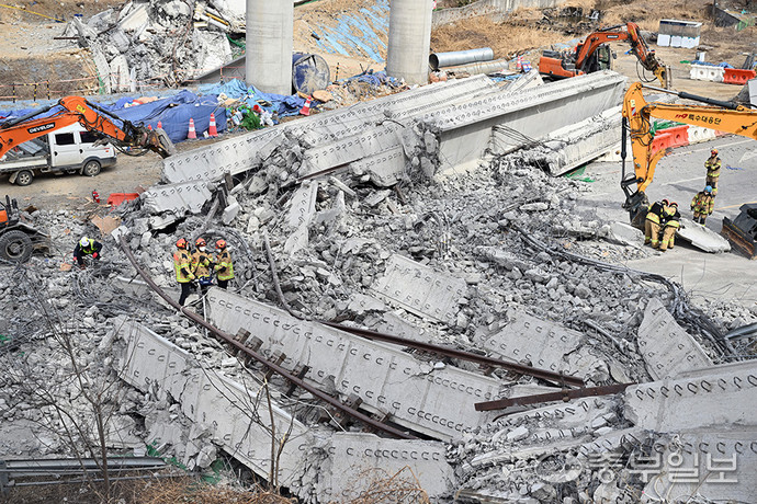 지난 2월 서울세종고속도로 안성∼용인 구간 연결공사 교량 작업 중 건설 현장에서 교량이 무너지는 사고가 일어났다. 노민규기자
