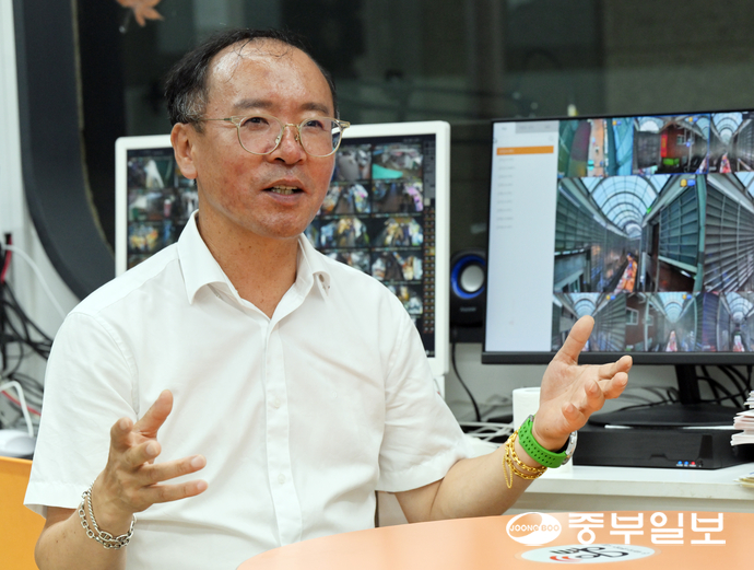 이충환 경기도상인연합회장이 수원시 팔달구 못골종합시장 상인회 사무실에서 중부일보와 인터뷰하고 있다. 김경민기자