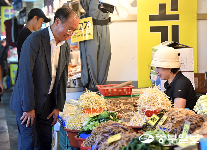 이충환 경기도상인연합회장이 수원시 팔달구 못골종합시장 상점을 둘러보고 있다. 김경민기자