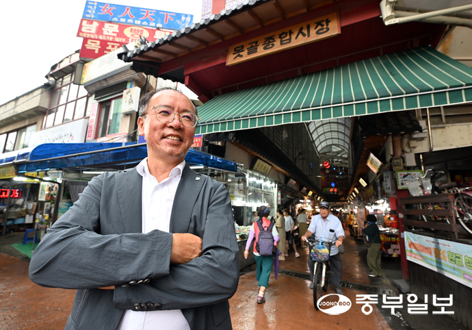 이충환 경기도상인연합회장이 수원시 팔달구 못골종합시장 앞에서 포즈를 취하고 있다.김경민기자