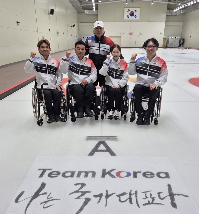 8일 이천 대한장애인체육회 선수촌 컬링장에서 국가대표로 선발된 경기도장애인체육회 휠체어컬링팀의 이용석(사진 왼쪽부터)·차진호·임성진 감독·백혜진·남봉광이 포즈를 취하고 있다. 이건우기자