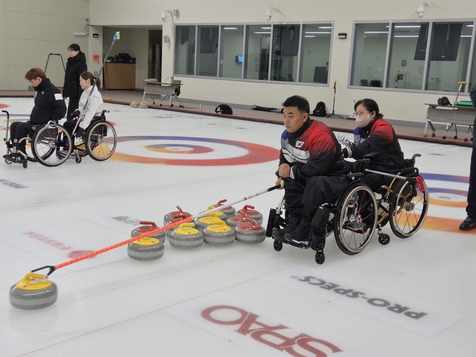 8일 이천 대한장애인체육회 선수촌 컬링장서 4인 혼성 국가대표 차민호가 투구 훈련을 하고 있다. 이건우기자