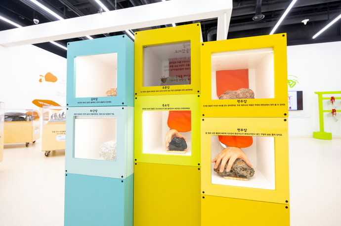 경기북부어린이박물관 기획전 ‘아이돌’의 여러가지 돌들을 만져볼 수 있는 공간. 사진=경기문화재단