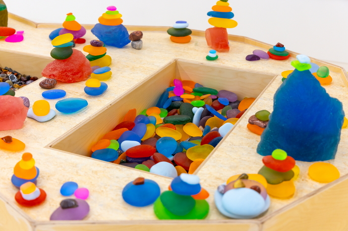 경기북부어린이박물관 기획전 ‘아이돌’에서 진행되는 레진으로 만든 돌 모형으로 돌탑을 쌓고, 소원을 빌어보는 체험. 사진=경기문화재단